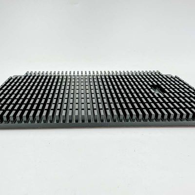 Les pièces de usinage de commande numérique par ordinateur de haute précision noircissent le radiateur en aluminium encoché d'amplificateur de puissance