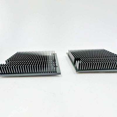 Les pièces de usinage de commande numérique par ordinateur de haute précision noircissent le radiateur en aluminium encoché d'amplificateur de puissance