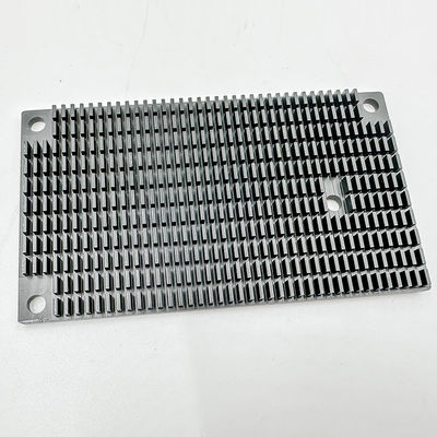Les pièces de usinage de commande numérique par ordinateur de haute précision noircissent le radiateur en aluminium encoché d'amplificateur de puissance