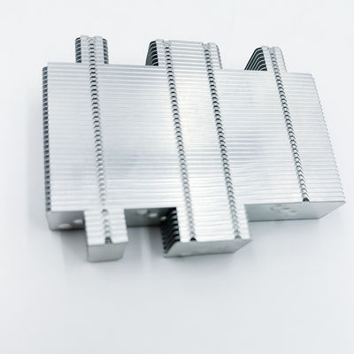 Les pièces de usinage adaptées aux besoins du client de commande numérique par ordinateur cuivrent les ailerons en aluminium de radiateur pour l'unité centrale de traitement